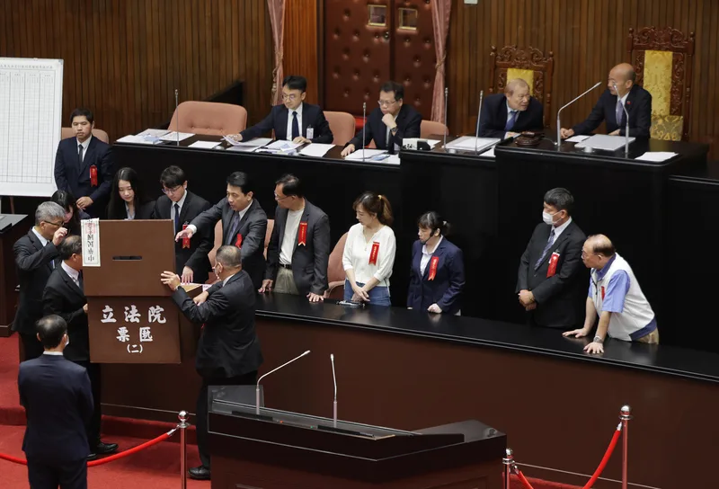 立法院進行司法院大法官人事同意權案投票，藍白投下不同意票，最終7位大法官被提名人全數遭否決。中央社