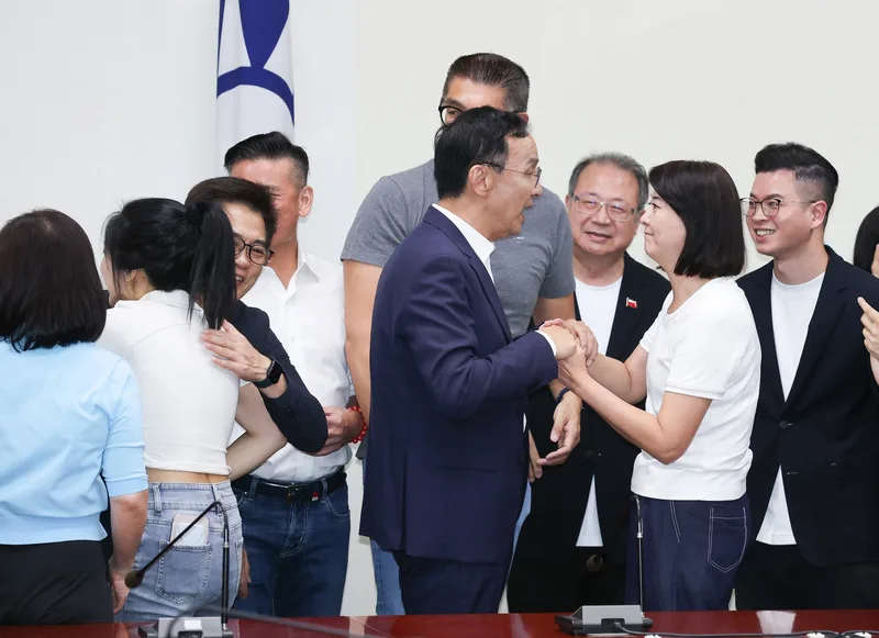 首波罷免投票結果26日揭曉，全數宣告罷免失敗。國民黨主席朱立倫（前右2）晚間在中央黨部舉行記者會發表談話後，和挺過罷免危機的立委王鴻薇（前右）互動致意。中央社
