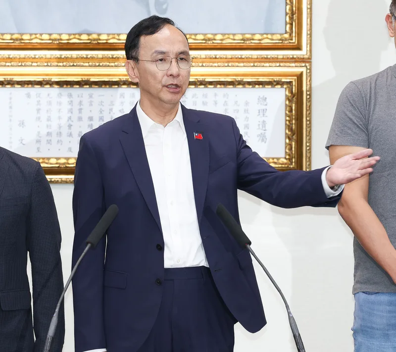 大罷免首波投票結果26日晚間出爐，24名國民黨立委全數挺過罷免危機。國民黨主席朱立倫（圖）晚間在中央黨部舉行記者會，感謝台灣人民展現成熟民主，也希望台灣不要再內耗跟惡鬥。中央社