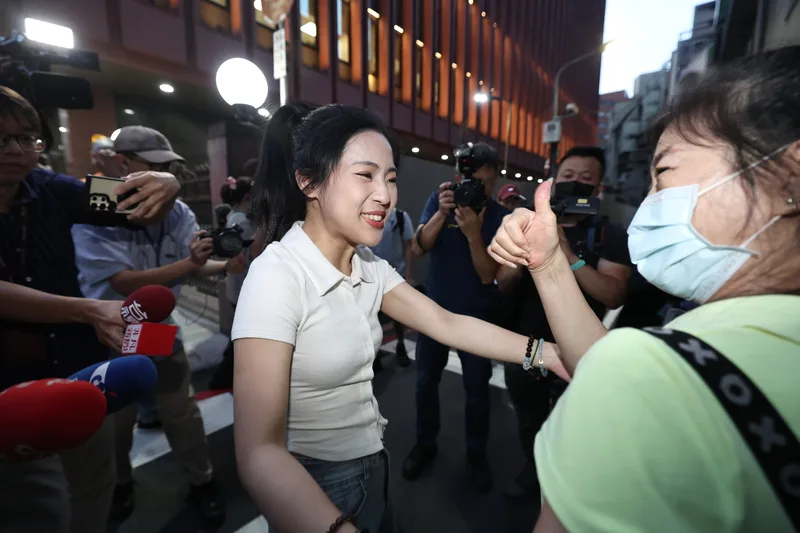 首波罷免案26日傍晚結果出爐，國民黨立委徐巧芯（白衣）在記者會後與支持者開心互動。中央社