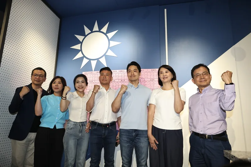 台北市長蔣萬安與5位北市藍委一同出席記者會，向市民致謝。中央社