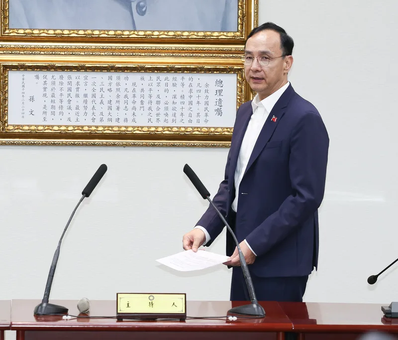 大罷免首波投票結果26日晚間出爐，24名國民黨立委全數挺過罷免危機。國民黨主席朱立倫（圖）晚間在中央黨部舉行記者會，感謝台灣人民展現成熟民主，也希望台灣不要再內耗跟惡鬥。中央社