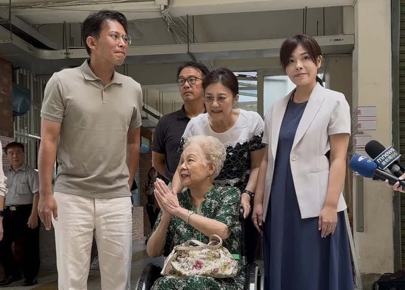 民眾黨前主席柯文哲的母親何瑞英（前排中）今天（26日）在民眾黨主席黃國昌（前排左）、停職中的新竹市長高虹安（前排右）及柯文哲胞妹柯美蘭（2排中）陪同下投票，結束後向現場媒體致意。中央社