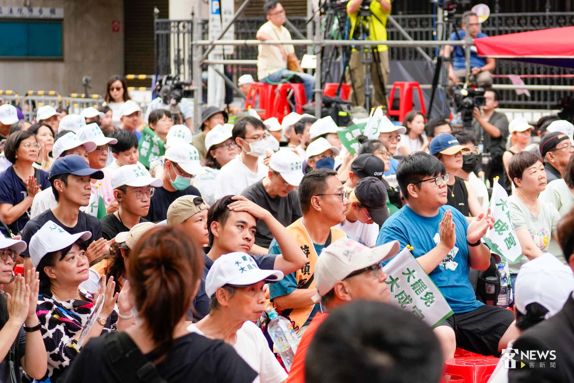 濟南路現場大約千位民眾一起看開票,隨著開票結果不同意票皆大於同意票,現場氣氛凝重。李台源攝