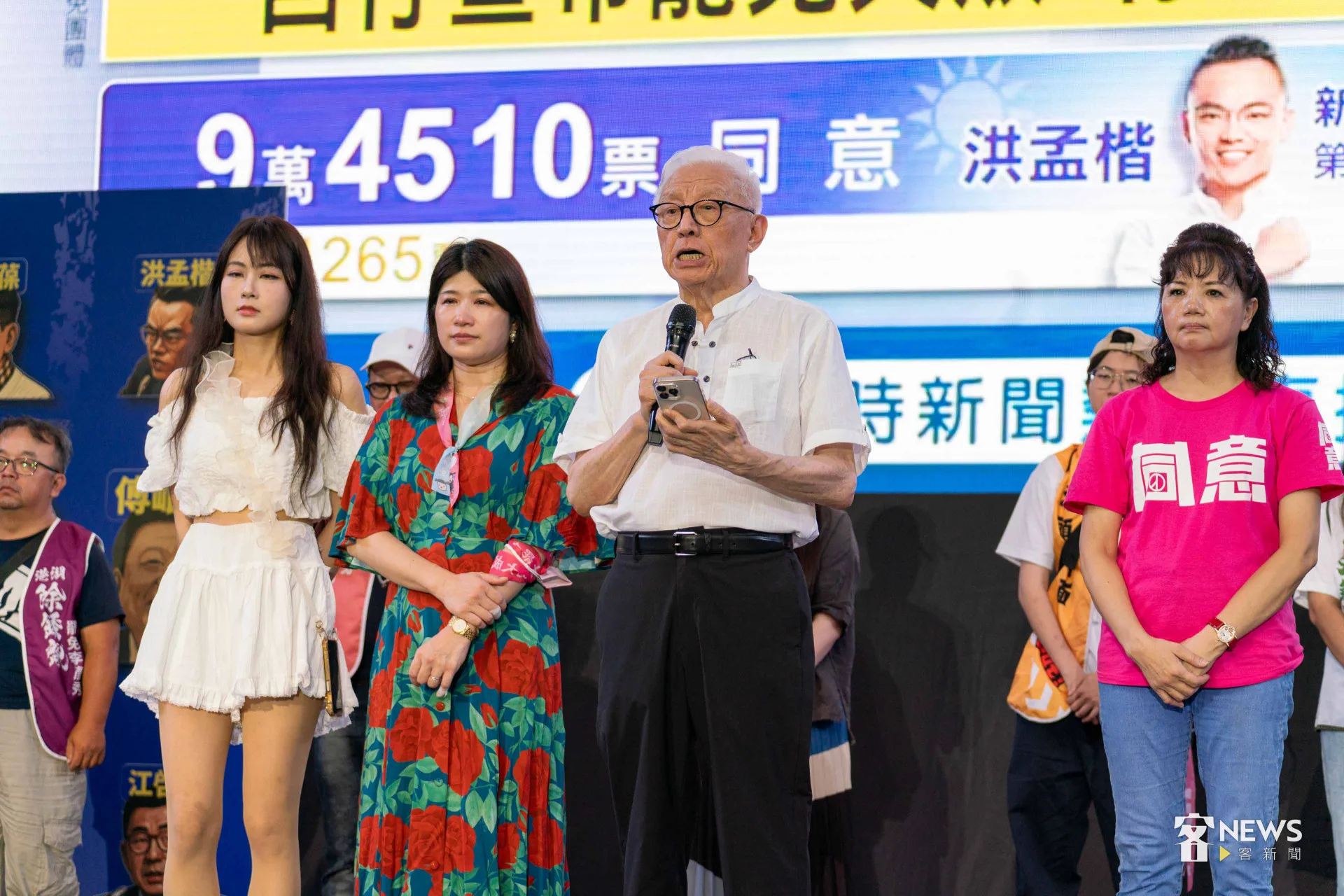 反共護台志工聯盟發起人曹興誠表示,這次罷免雖然沒有成功,但我們已經向藍白立委送出了強烈的訊號。李台源攝