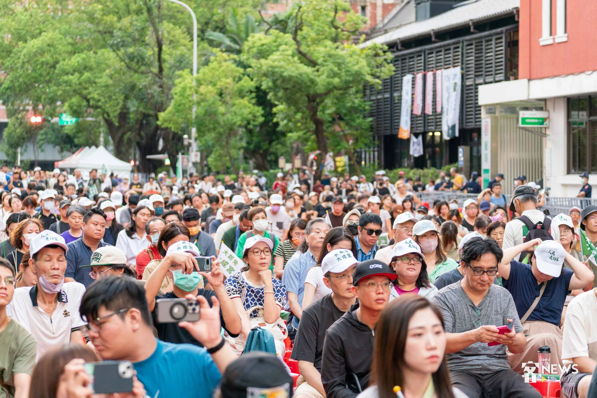 濟南路現場大約千位民眾一起看開票,隨著開票結果不同意票皆大於同意票,現場氣氛凝重。李台源攝