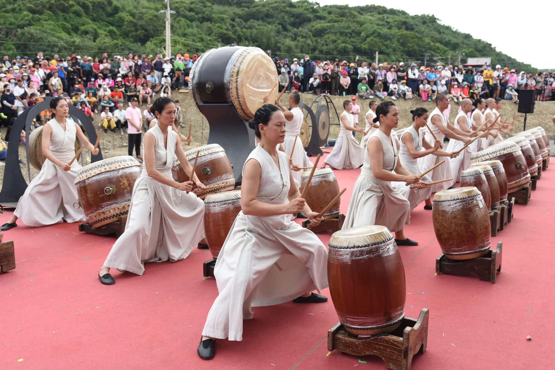 優人神鼓在動工典禮中，表演震撼的《破曉》。苗縣府提供
