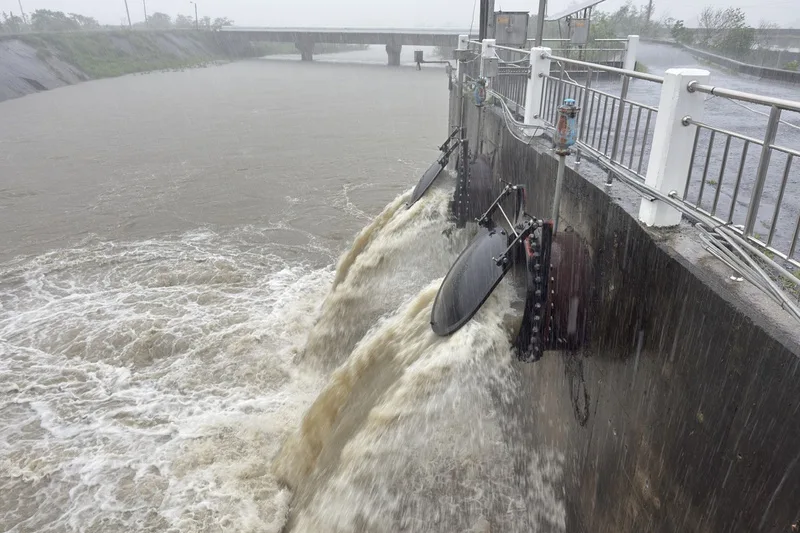 南市後壁區在上午10時累積雨量超過350毫米，市府啟動菁寮抽水站等設施加強排水。南市府提供