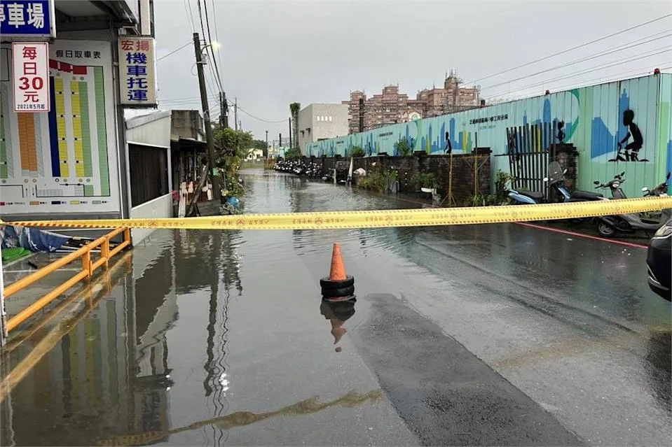 嘉義縣民雄鄉後火車站旁道路，受到暴雨而淹水。民雄分局提供