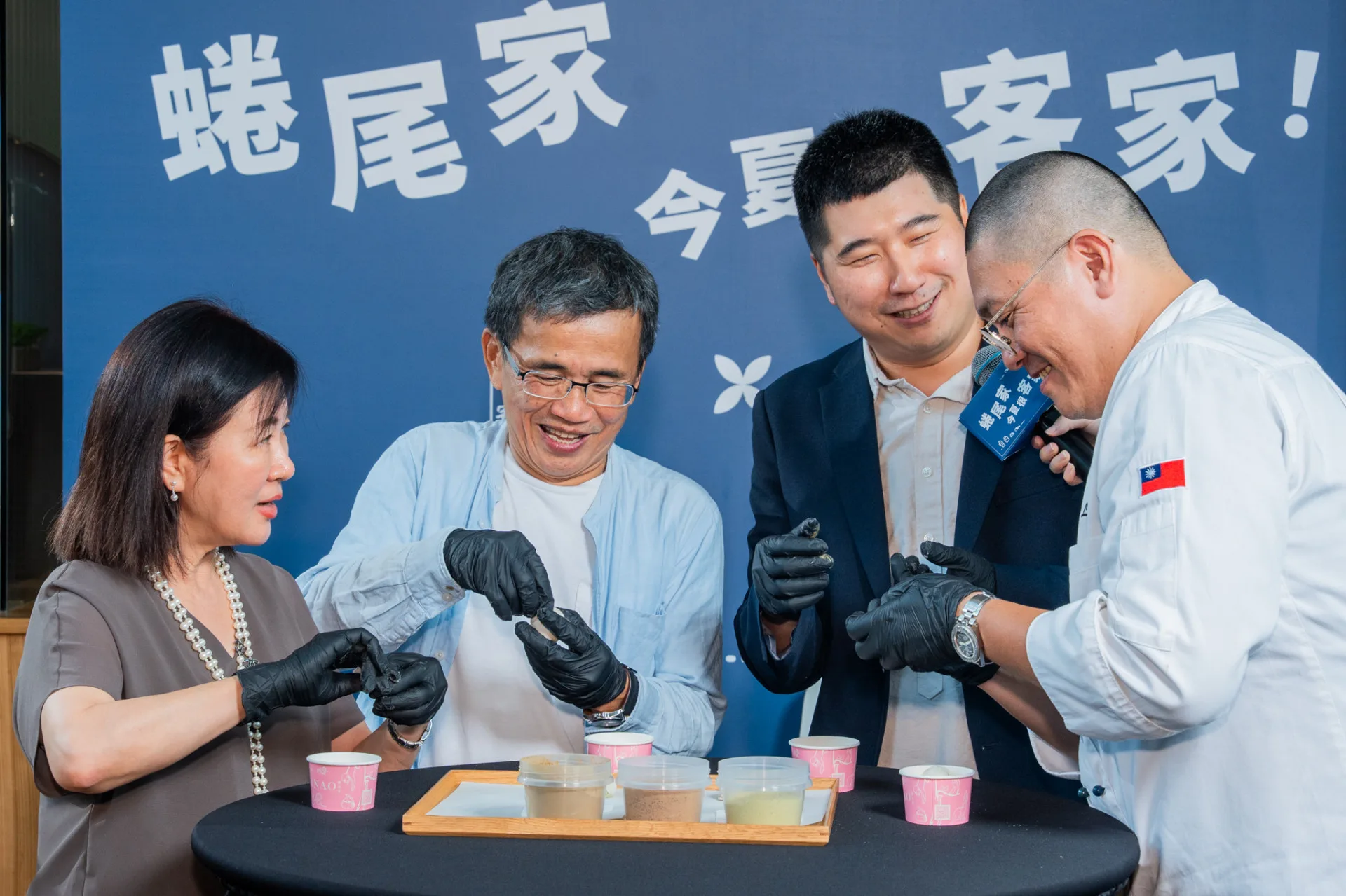 蜷尾家創辦人李豫（左1)指導貴賓製作六-kka客家冰品。右2為客委會副主委邱星崴；左2為台南市客委會主委陳新裕。