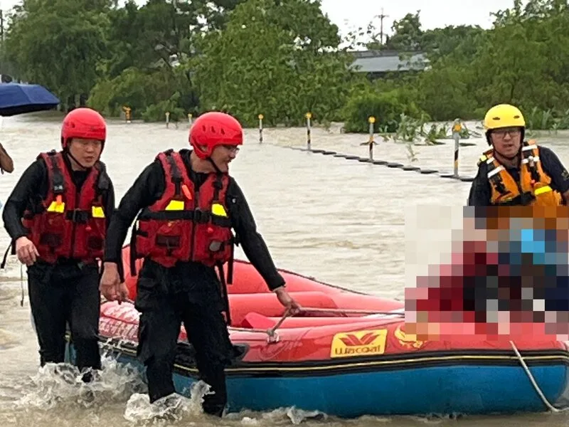 嘉義縣28日清晨起降豪大雨，部分地區出現積淹水災情，縣府緊急成立二級災害應變中心，消防局上午已處理12起民眾脫困與撤離案件。嘉縣消防局提供
