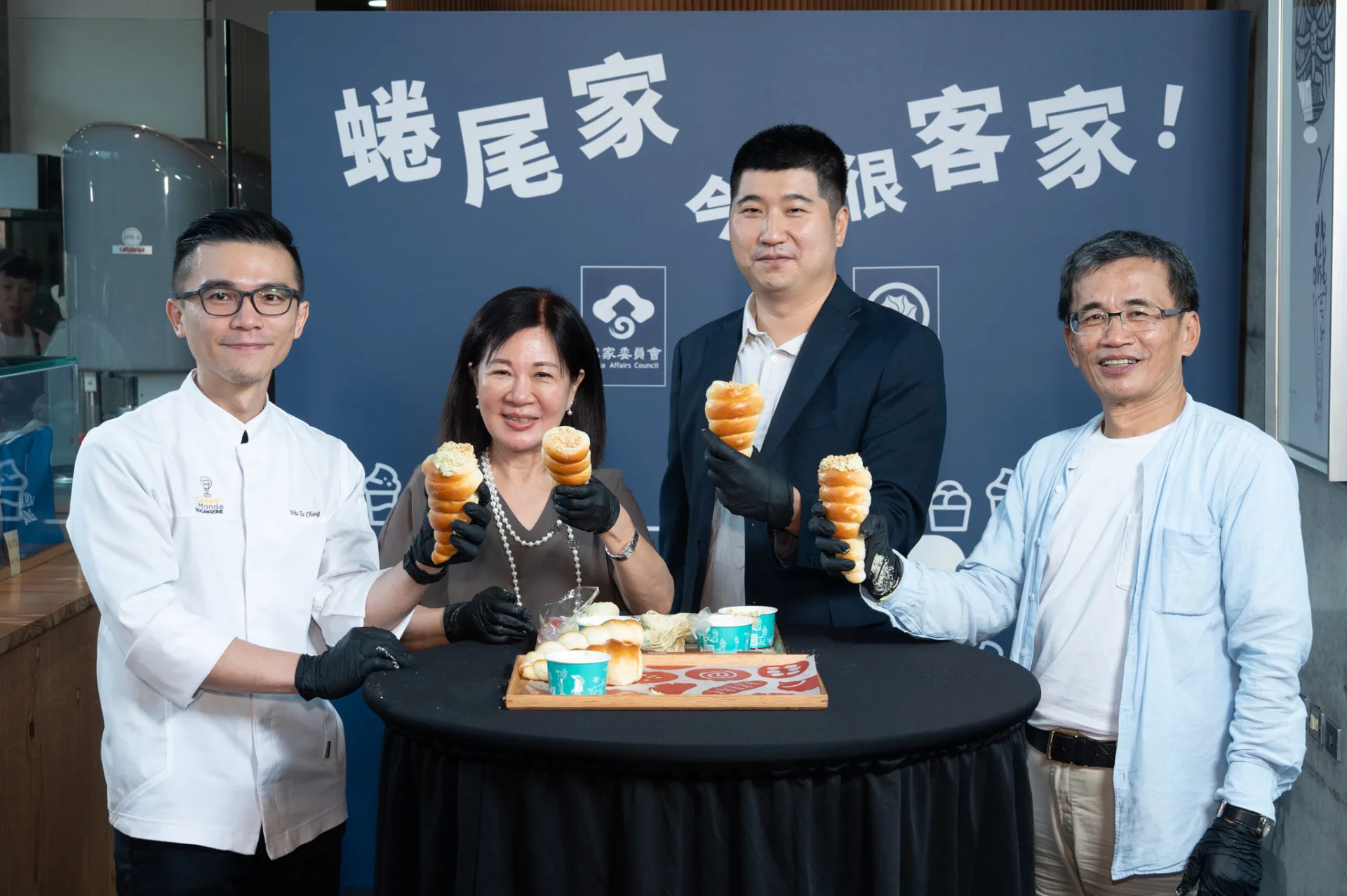 蜷尾家麵包研發師傅武子靖指導貴賓製作客家風味「擂茶螺雷麵包」。