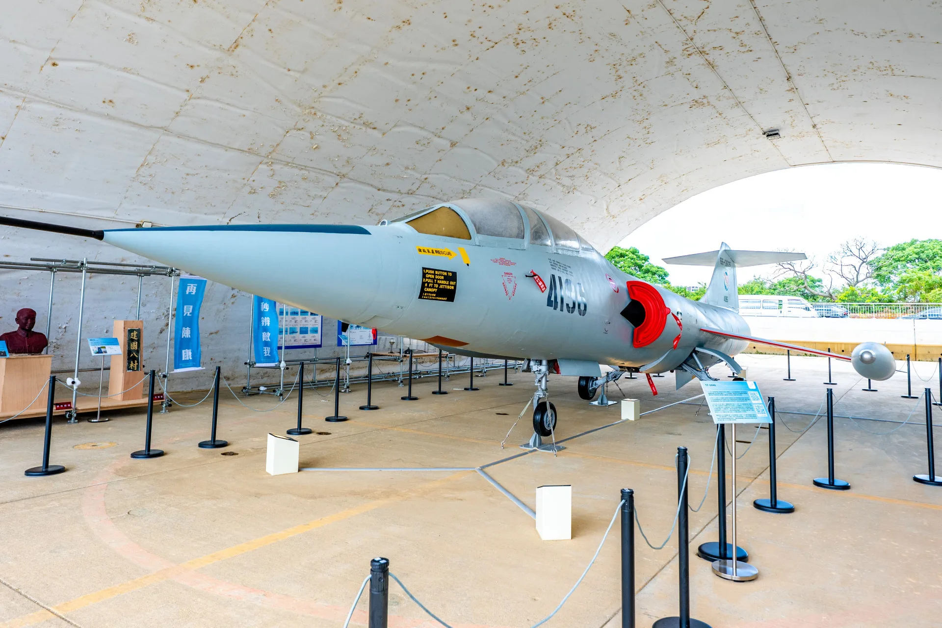 「致敬空軍英雄」展區中的1號機庫，展出曾為我國空軍主力戰力的F-104G戰鬥教練機。桃園市政府提供