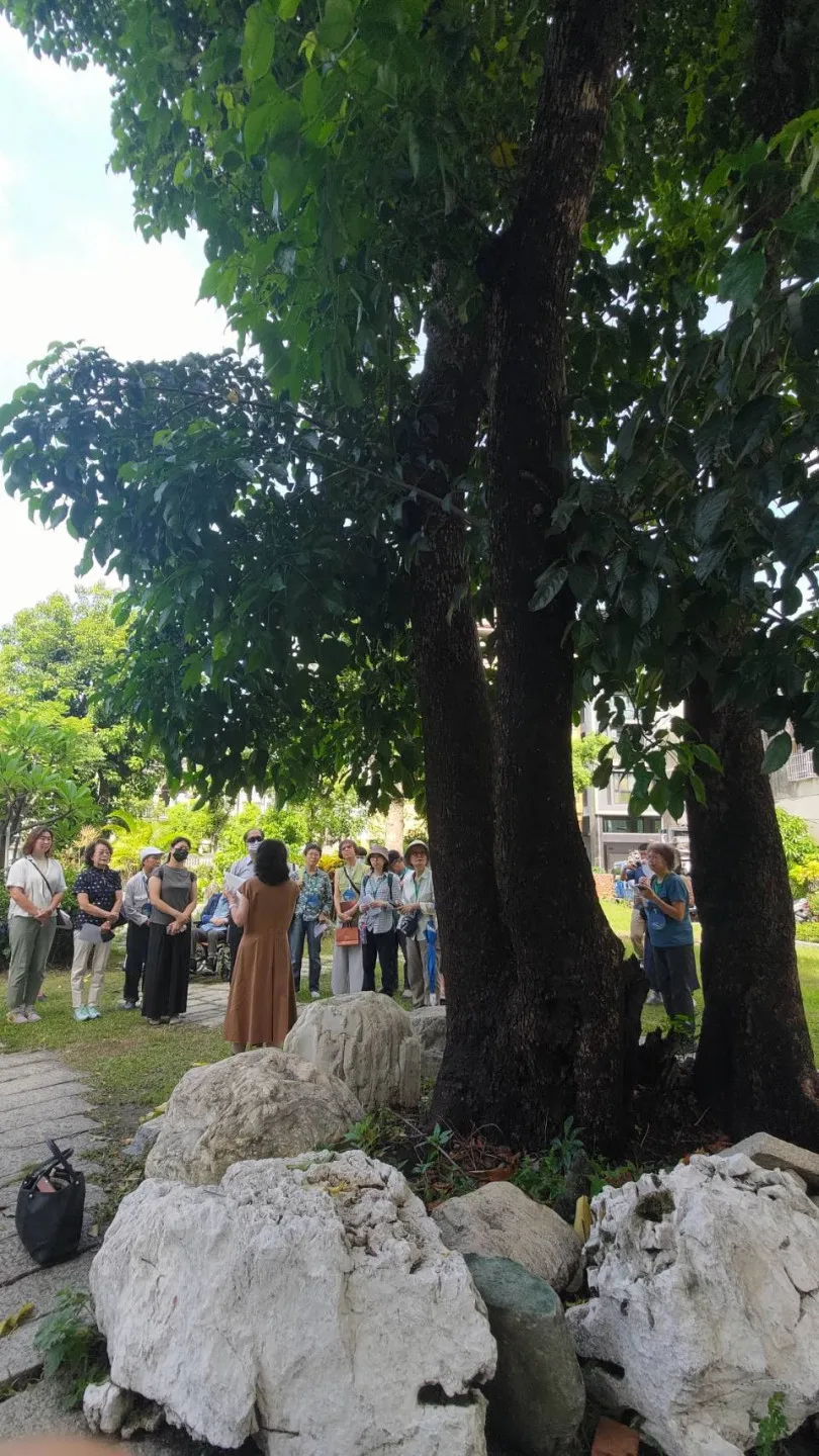 在高雄市公園詩徑尋跡， 拍照、讀詩打卡，兌好禮並可抽禮券。高市府提供