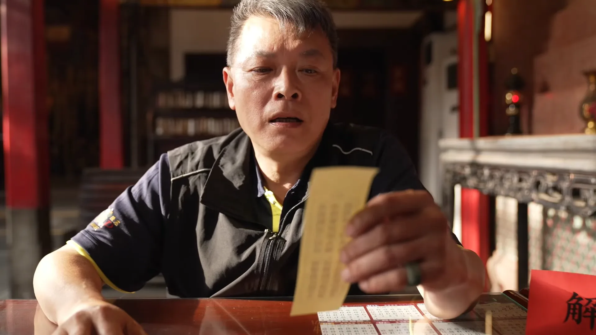 新竹縣政府推出客語打詐影片，巧妙利用義民廟解籤來傳達防詐觀念。截自「幸福竹縣 詐騙Get Out」影片
