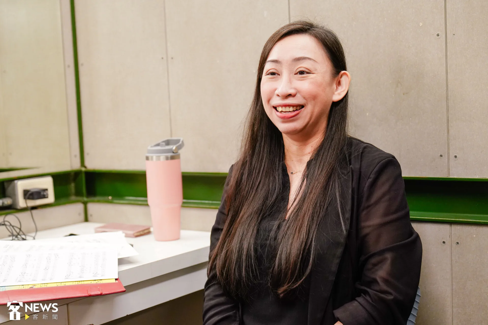 彭孟賢說，讀了張芳慈的客語詩〈揹帶〉，內心就像被擊中一樣感動。朱愷元攝