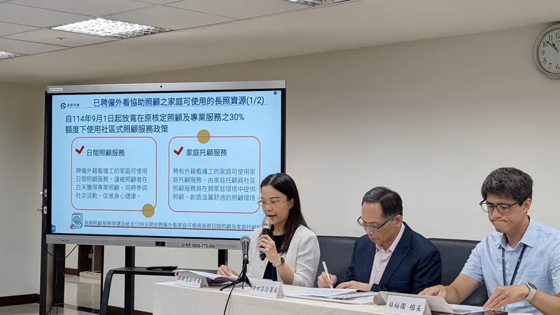 衛生福利部長期照顧司副司長吳希文(左)29日說明,配套措施包含,聘僱外籍看護工空窗期,將引導民眾使用長照服務。中央社