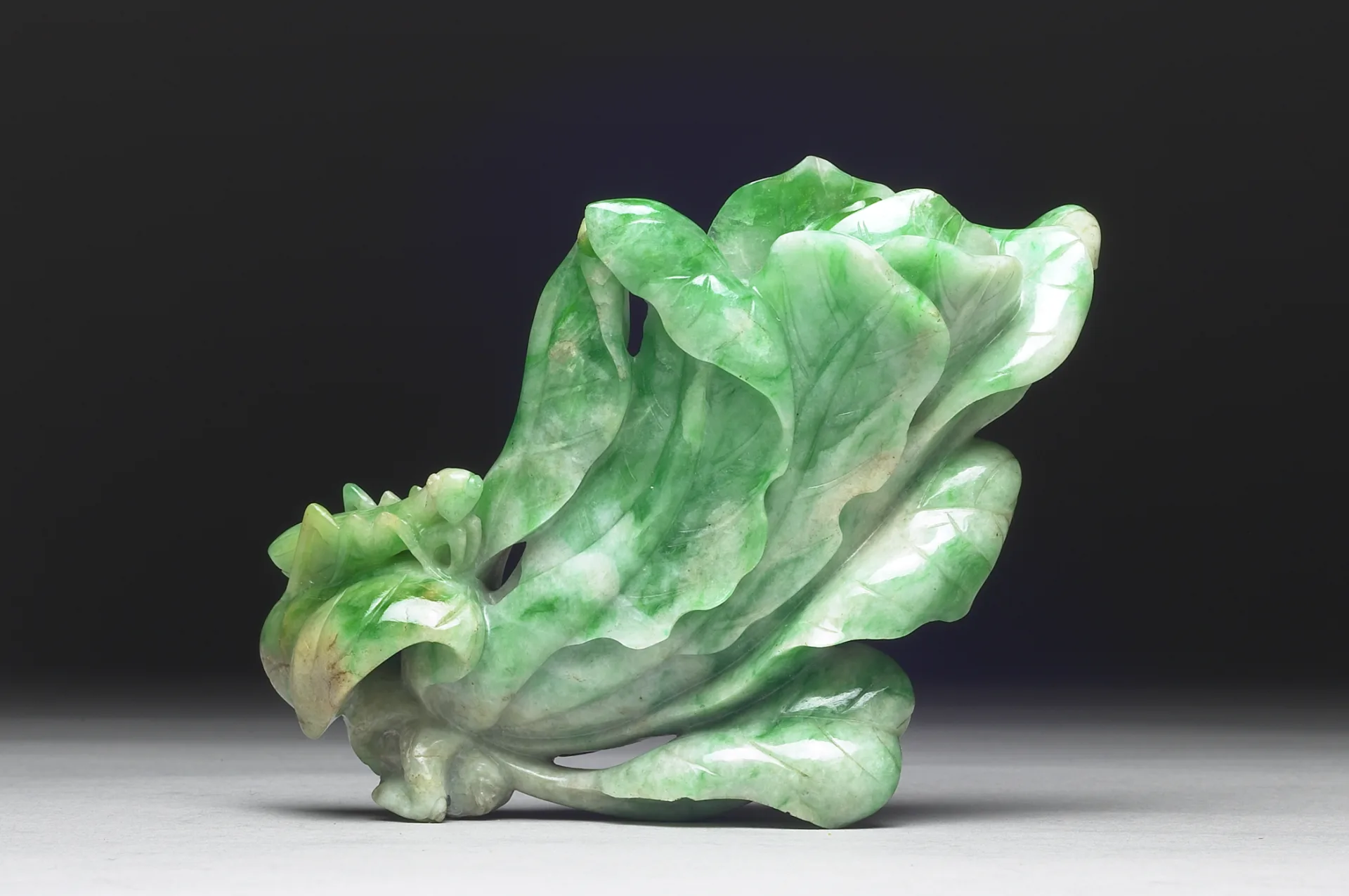 「翠玉小白菜」將在8月4日起代班「翠玉白菜」於故宮展出。國立故宮博物院提供