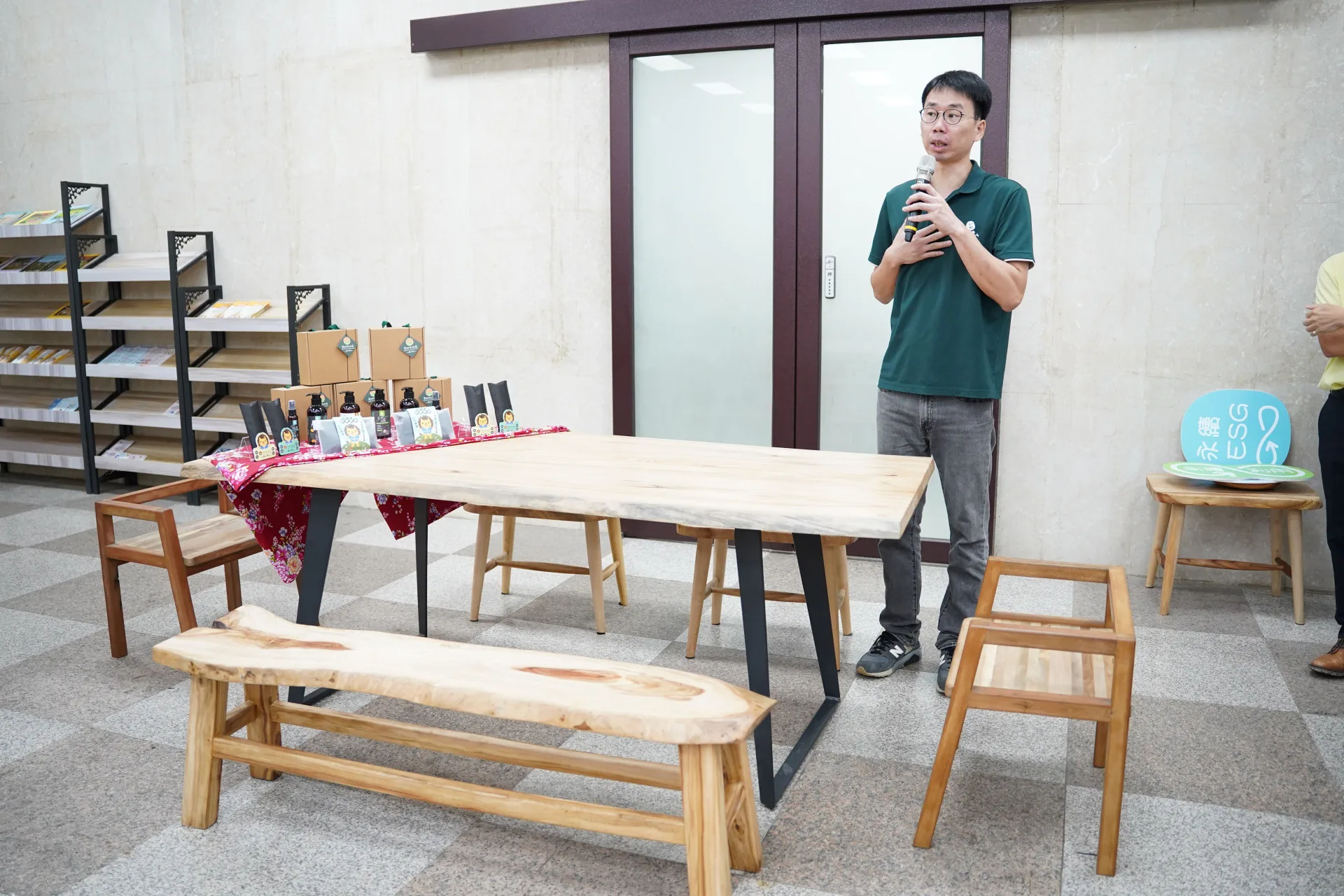 農林剩餘資源再利用製成7件組樟木實木桌椅。新竹縣政府提供