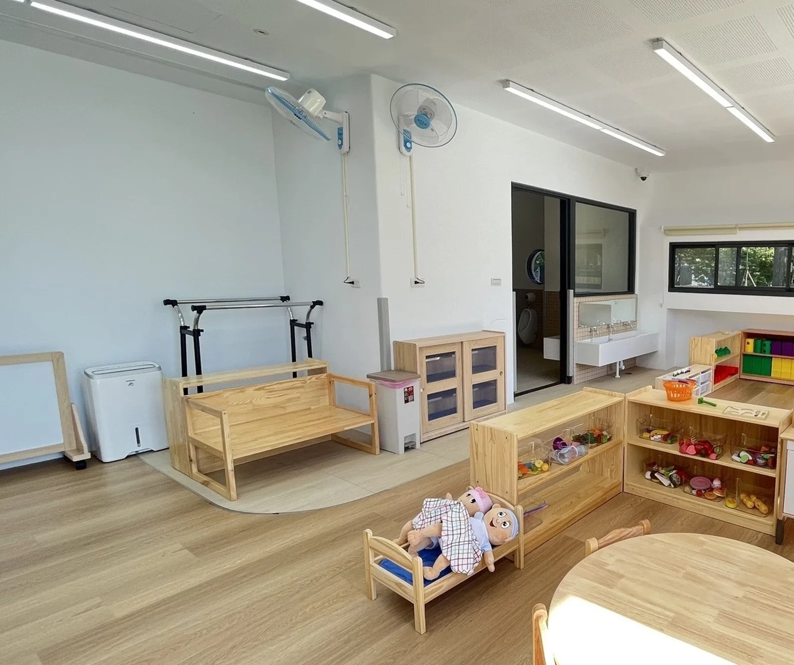 桃園市大湖非營利幼兒園教室內有各式教具，吸引幼兒快樂學習。教育部提供