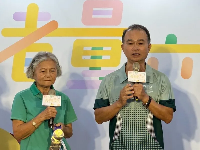 88歲「噴射機阿嬤」林潘秀雲(左)從63歲開始運動,在2025雙北世壯運勇奪4金。他30日出席活動鼓勵大家,運動從來不嫌晚,只要願意動起來,每個人都能成為自己人生中的金牌選手。國健署提供