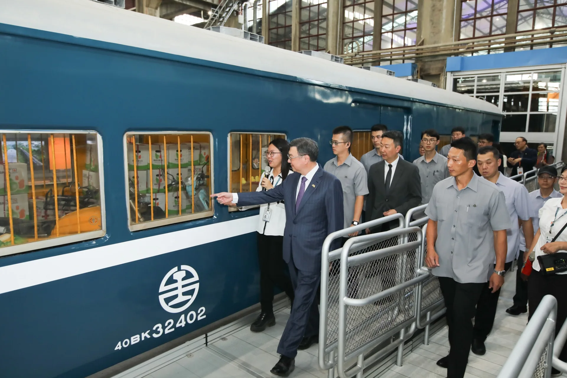 行政院長卓榮泰體驗搭乘藍皮客車。行政院提供