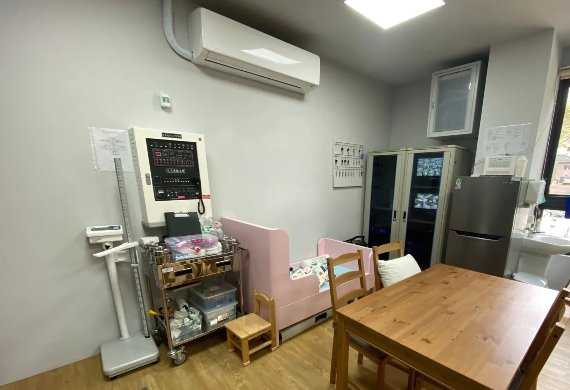 桃園市大湖非營利幼兒園設置健康中心，在幼兒受傷或生病時，提供第一時間的處置及守護。教育部提供