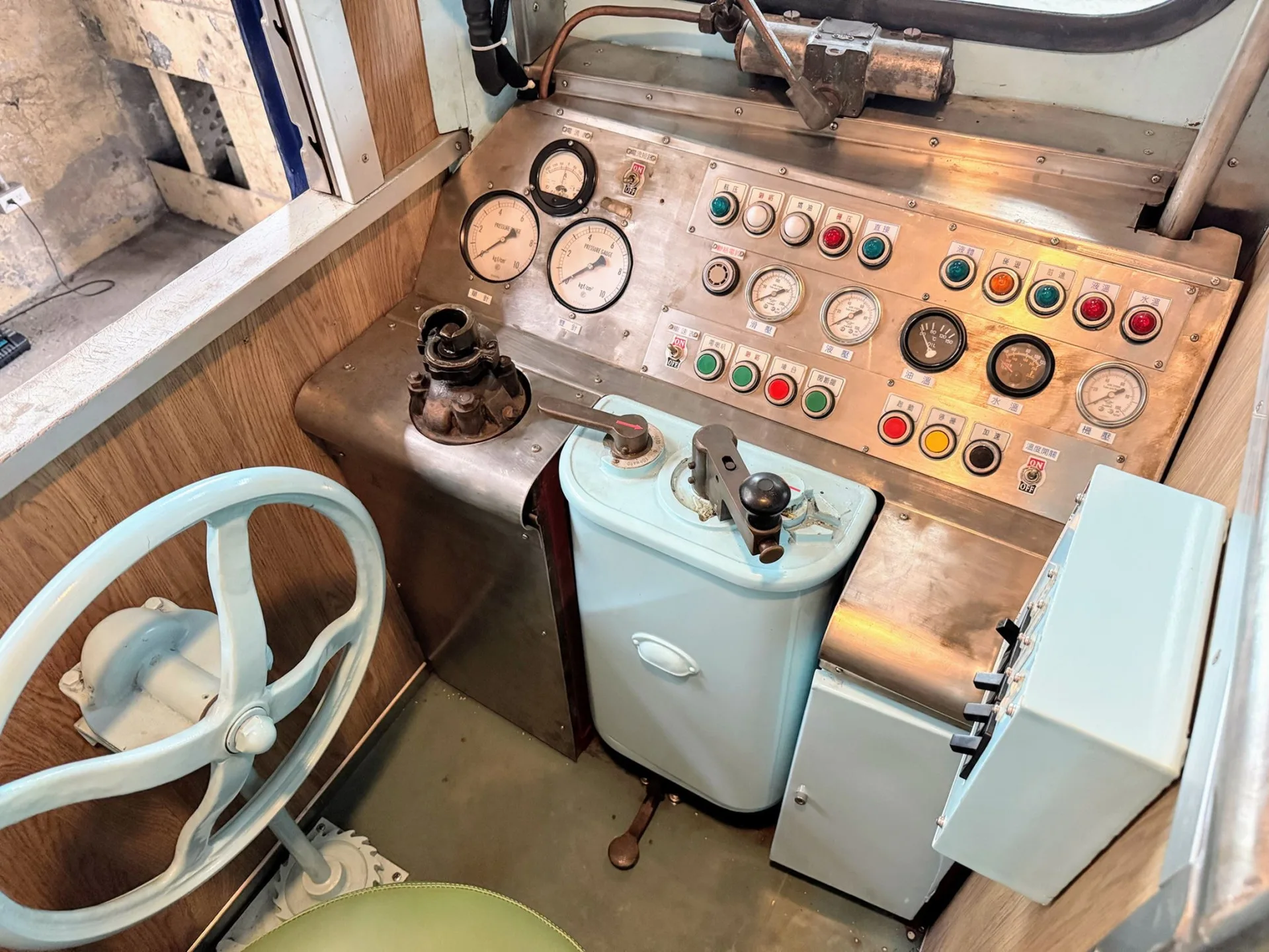 鐵博館針對藍皮柴油客車的機電及動力系統，全面檢修並保留原始外觀，在兼顧安全及文資價值下完成修復作業。鐵博館提供