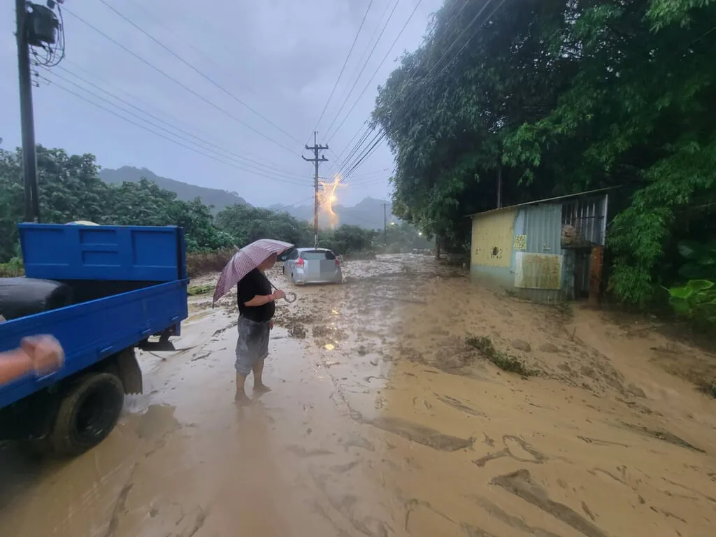台中地區31日上午持續降雨，多處道路出現積淹水情形，霧峰桐林社區附近山區道路出現土石流，車輛受困。民眾提供