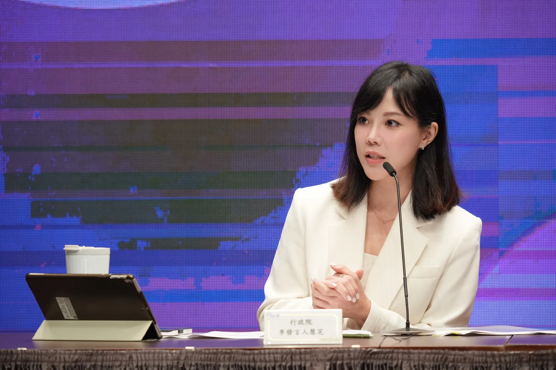 行政院發言人李慧芝轉述，特別條例行政院不會提覆議，但有關普發現金的內容有違憲、違法等瑕疵，將在適當時機提出釋憲。行政院提供