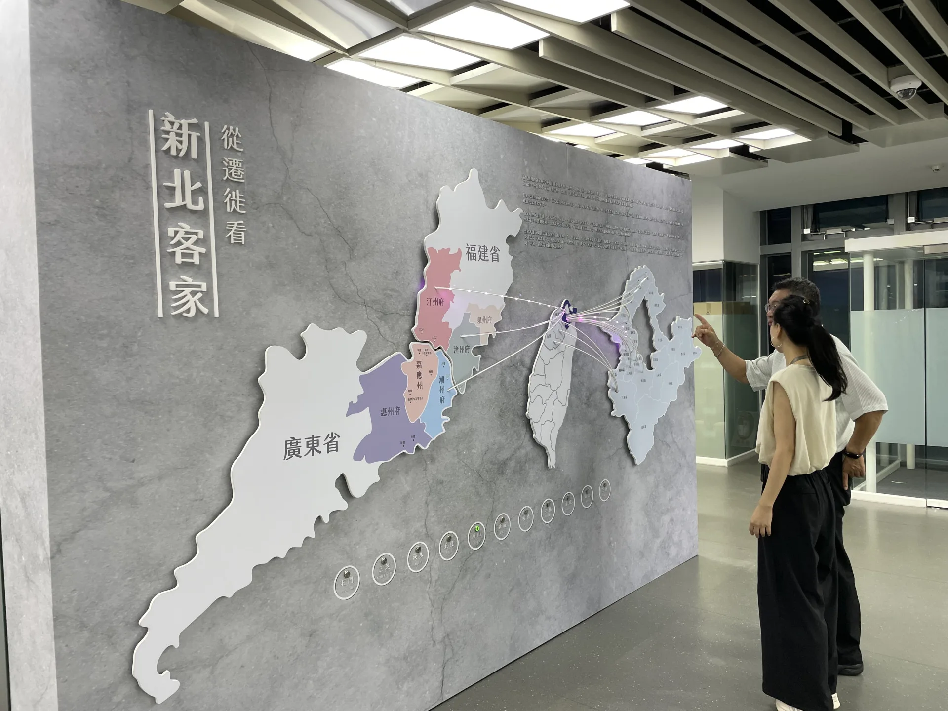 8月啟用新北市立圖書館「客家閱讀專區」,邁向永續語言發展新階段。新北市客家局提供