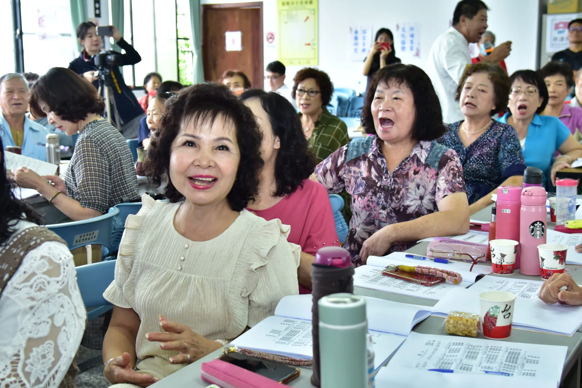 學員與謝其國老師齊聲歡唱山歌。台中市政府客家事務委員會提供