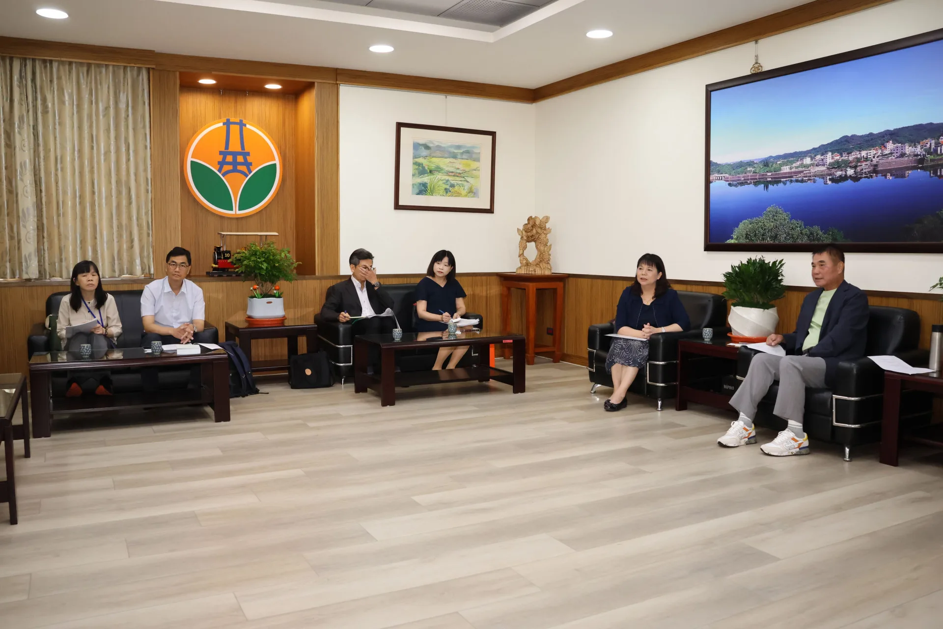 行政院大陸委員會副主委李麗珍，率隊拜會苗栗縣長鍾東錦。