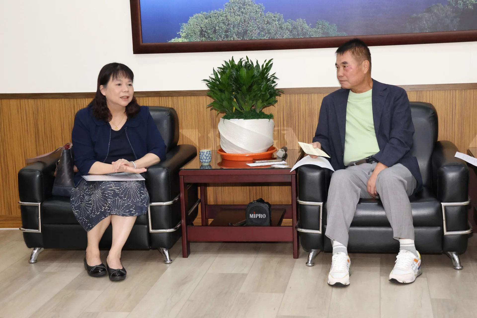 行政院大陸委員會副主委李麗珍拜會苗栗縣長鍾東錦。