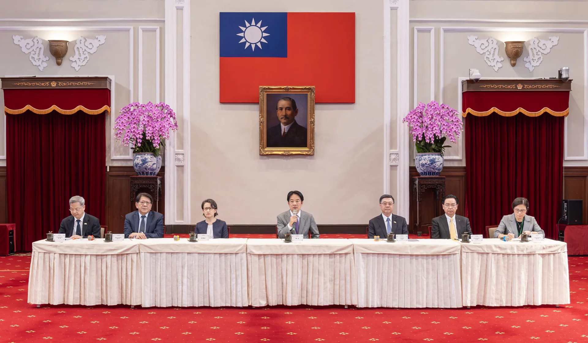 賴清德上午舉行「因應美國對等關稅政策記者會」,親上火線說明關稅談判情形。總統府提供