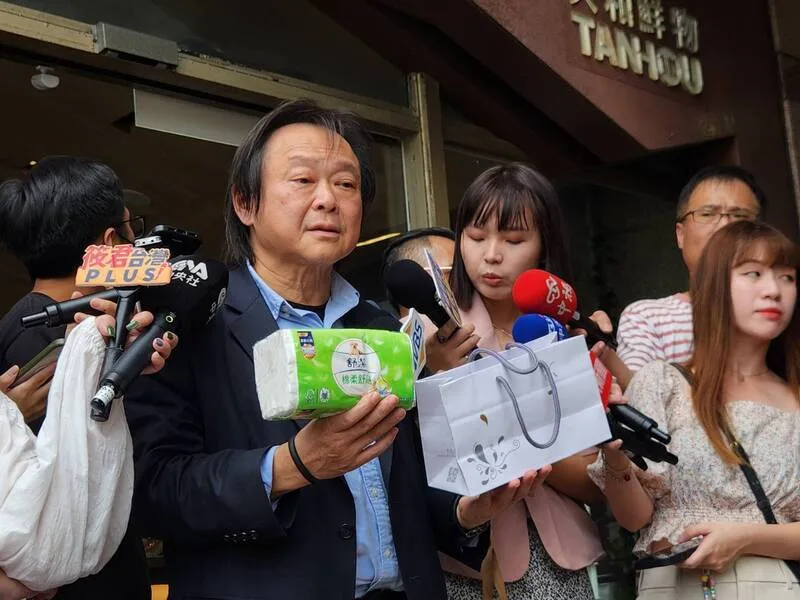 民進黨中常委王世堅（圖）30日出席中常會前受訪表示，特別帶了一包衛生紙，要送給總召柯建銘「讓他自己去擦屁股」。中央社