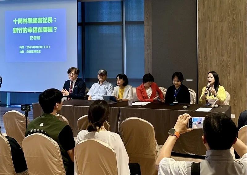 台灣客社3日在新竹縣舉辦記者會,提出罷免國民黨立委林思銘的原因,由客社副秘書長、世界台灣客家聯合會理事長彭莉惠(後右1)主持,客委會前主委楊長鎮(後左2)、民進黨立委范雲(後右3)、時代力量黨主席王婉諭(後左3)、台灣基進黨主席王興煥(後左1)等人出席。中央社