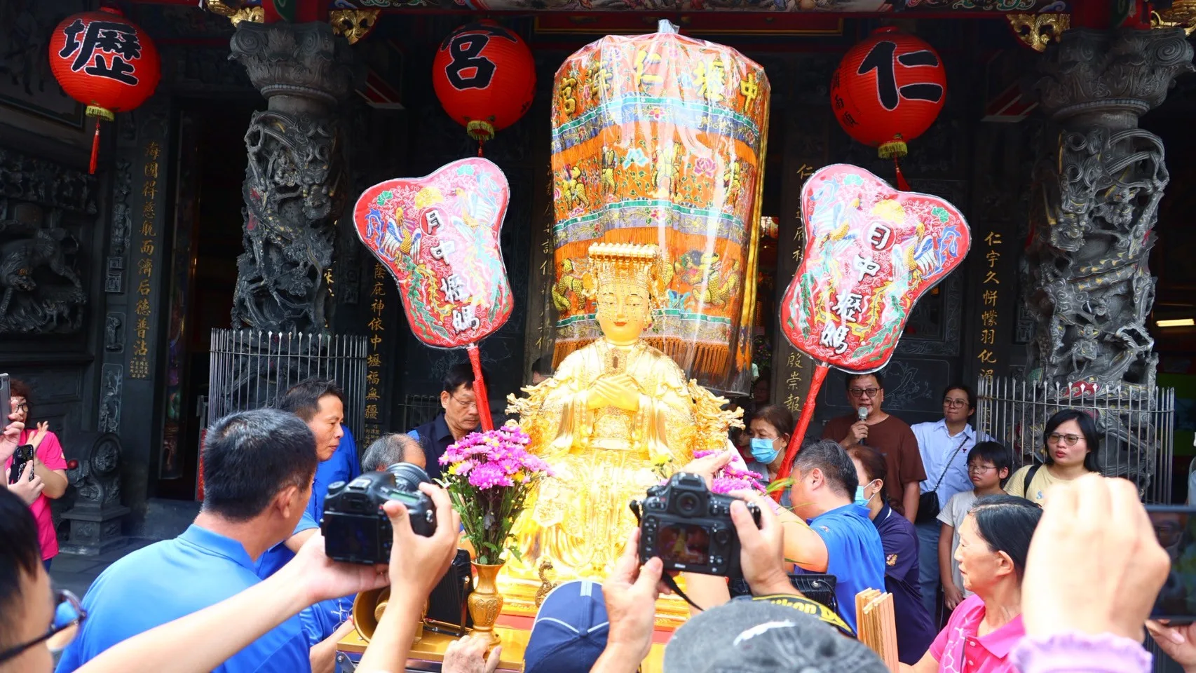 供奉「中壢媽」的桃園中壢仁海宮建廟200周年，2日下午舉辦祈安五朝福醮慶典活動，廟方「金媽祖」起駕。翻攝自中壢仁海宮 – 中壢媽 Renhai Temple 臉書