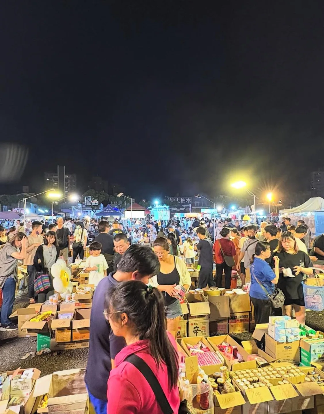仁海宮副董事長許永昌表示，市集現場有攤商約400個，未來市集盈餘將部分捐出做為公益。翻攝自我是中壢人 臉書