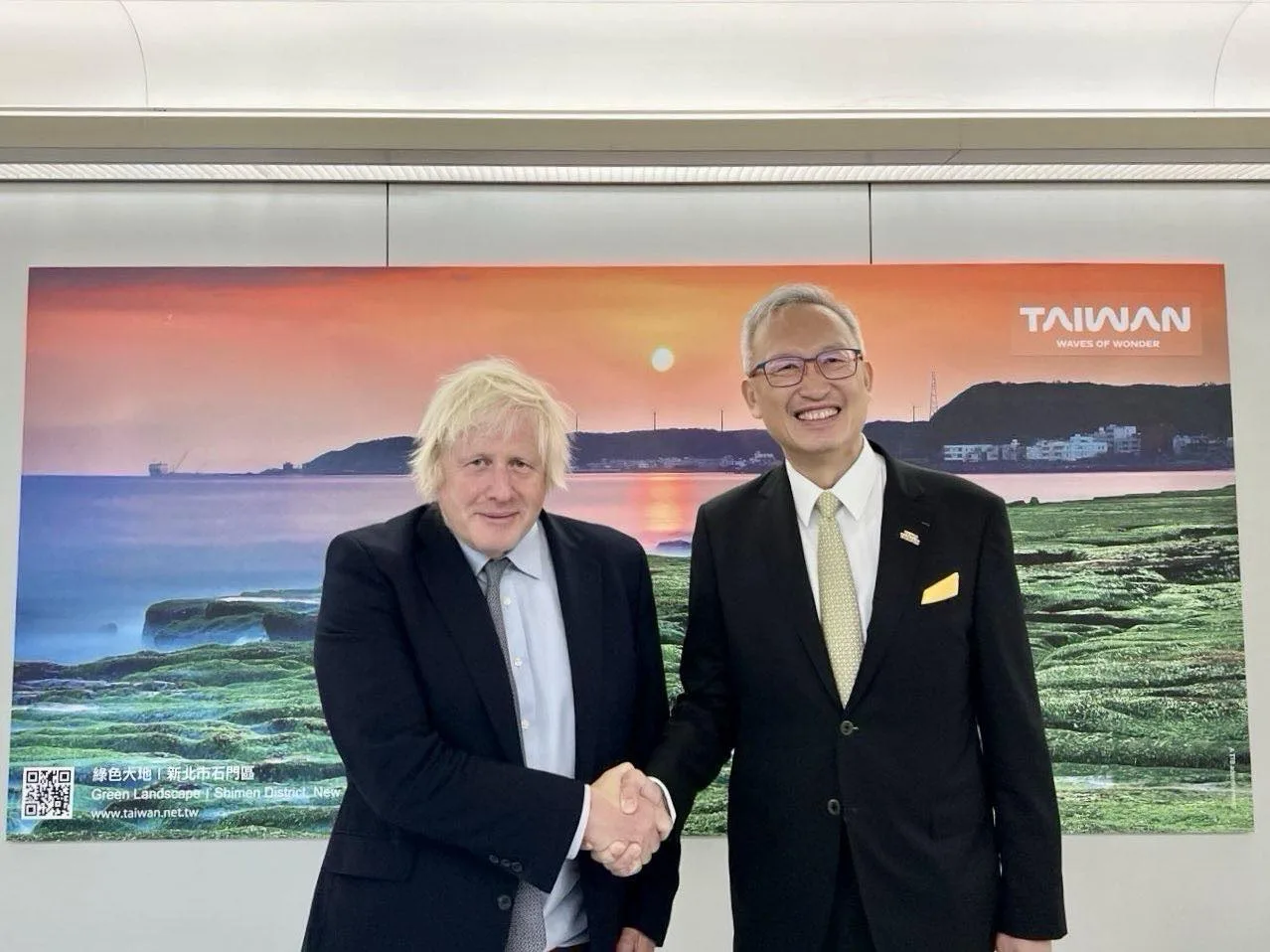 外交部政務次長吳志忠今天(４日)前往桃園國際機場，親自迎接英國前首相強生。翻攝吳志中FB