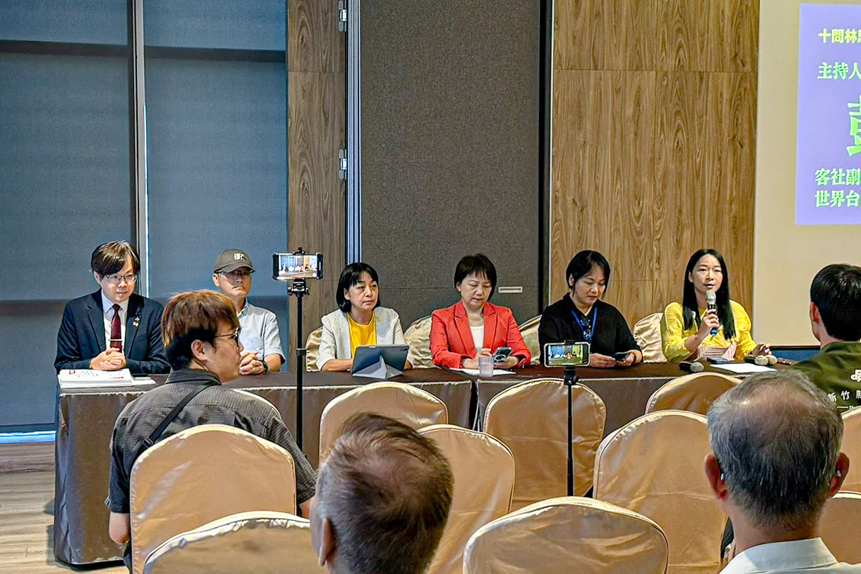 台灣客社批評林思銘用客家力量拉票,上任後卻為爭議法案背書、支持無差別刪除預算,呼籲民眾投下罷免同意票。民眾提供