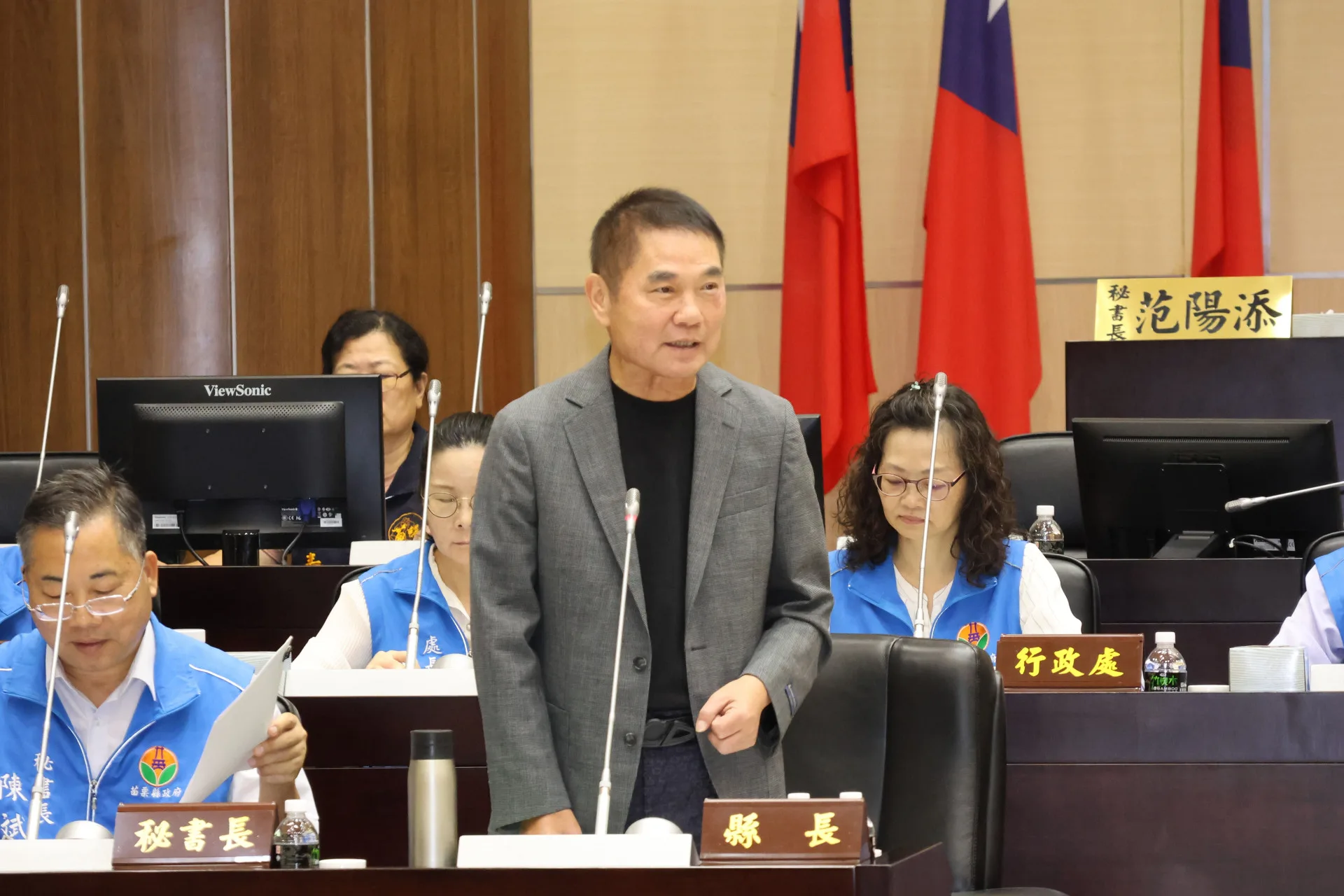 苗栗縣長鍾東錦說,因為老人年金等補助款被中央扣減8千多萬元補助款,他不後悔。