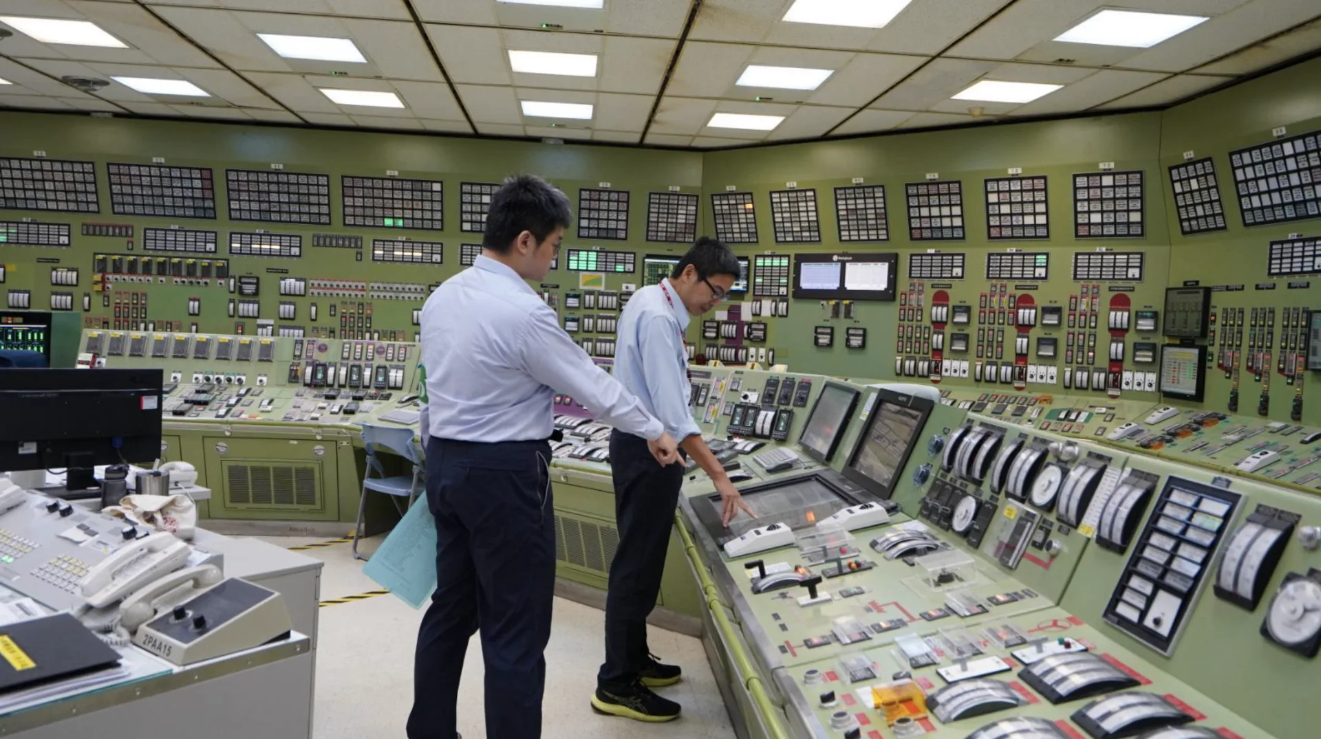 核三2號機今日40年運轉執照到期停機，下午1時起機組逐步降載，圖為電廠控制室降載確認作業。台灣電力公司提供