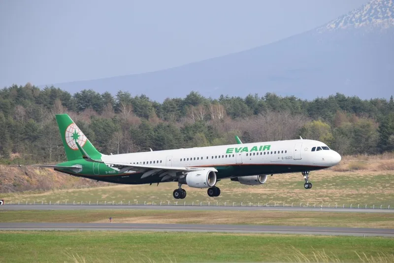 長榮航空表示，現行開放因眼疾無法配戴隱形眼鏡者，可憑醫囑配戴有框眼鏡服勤，未來將持續評估空服員需求。長榮航空提供