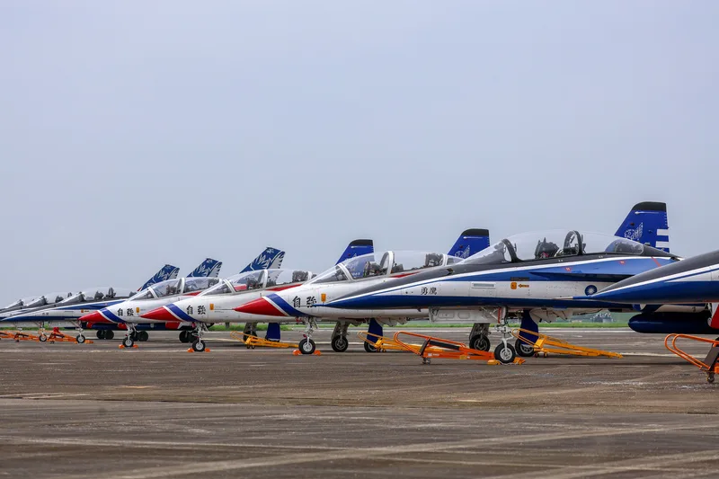 空軍5日在高雄岡山基地舉辦「雷虎傳承交接典禮」,性能展示前,現場AT-3自強高教機、AJT勇鷹高教機一字排開。中央社