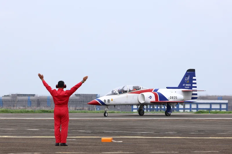 空軍5日在空軍岡山基地舉辦「雷虎小組傳承交接典禮」,圖為AT-3自強高教機在地面進行滑行展示。中央社