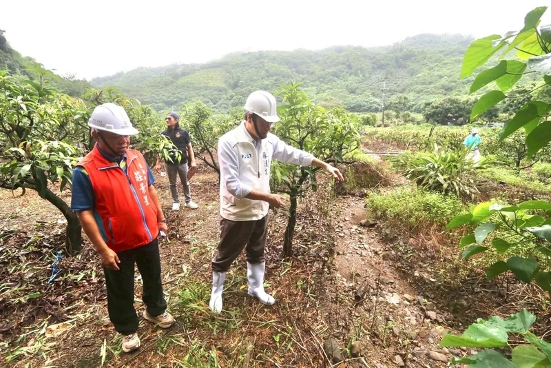 屏東山區連日豪雨，國民黨立委蘇清泉（右）4日前往來義鄉勘災，並表示，行政院初擬颱風丹娜絲災後重建特別條例，應併入0728西南氣流降雨致災，更應將屏東縣納入。立委蘇清泉辦公室提供