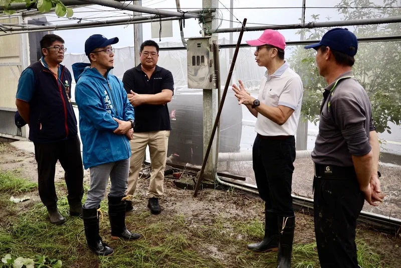 西南氣流豪雨成災，屏東縣高樹鄉4日停班停課，民進黨立委鍾佳濱（右2）一早前往了解蜜棗農損情形。鍾佳濱辦公室提供