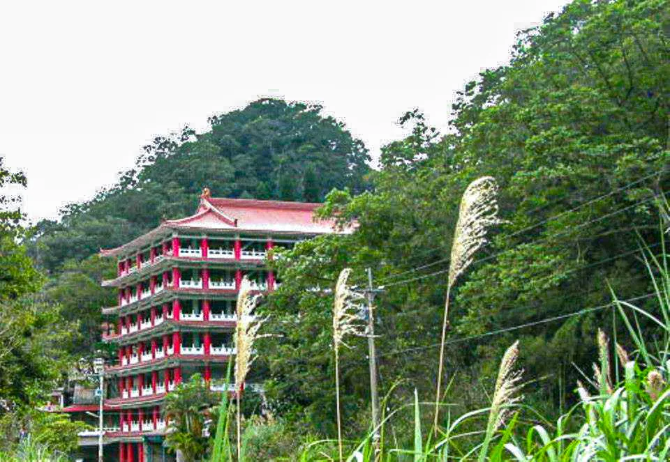 北埔濟化宮七層寶塔供奉二萬八千亡靈，還年年舉辦春秋兩季祭拜，受到家屬感恩。陳權欣攝