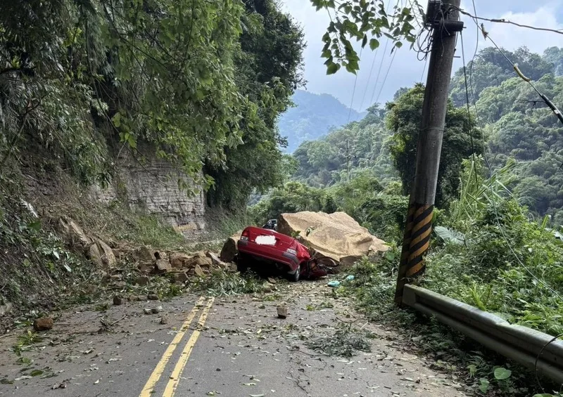 苗栗縣泰安鄉山區道路6日下午發生落石坍方事故，一輛自小客車行經遭巨石砸中，車內2人死亡。民眾提供
